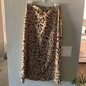 Forever 21 never worn leopard skirt with zipper
